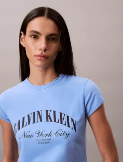 Calvin Klein Schmales T-Shirt mit Varsity-Logo^Damen T-shirts & Tops