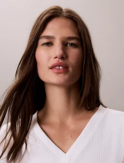Calvin Klein Schmales T-Shirt mit V-Ausschnitt aus gerippter Baumwolle^Damen T-shirts & Tops