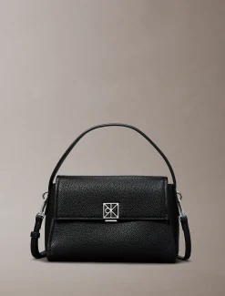 Calvin Klein Schultertasche aus genarbtem Leder^Damen Umhängetaschen|SchultertaschenFrisch Eingetroffen