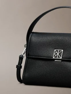 Calvin Klein Schultertasche aus genarbtem Leder^Damen Umhängetaschen|SchultertaschenFrisch Eingetroffen