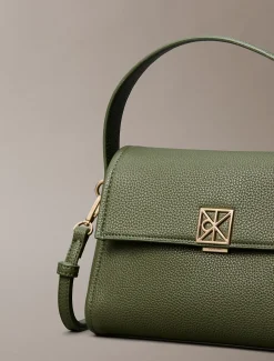 Calvin Klein Schultertasche aus genarbtem Leder^Damen Umhängetaschen|SchultertaschenFrisch Eingetroffen