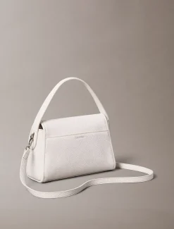 Calvin Klein Schultertasche aus genarbtem Leder^Damen Umhängetaschen|SchultertaschenFrisch Eingetroffen