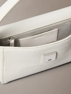 Calvin Klein Schultertasche aus genarbtem Leder^Damen Umhängetaschen|SchultertaschenFrisch Eingetroffen