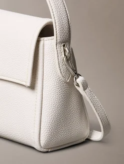 Calvin Klein Schultertasche aus genarbtem Leder^Damen Umhängetaschen|SchultertaschenFrisch Eingetroffen