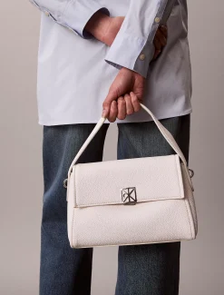 Calvin Klein Schultertasche aus genarbtem Leder^Damen Umhängetaschen|SchultertaschenFrisch Eingetroffen