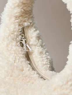 Calvin Klein Schultertasche aus Sherpa-Material^Damen Umhängetaschen|SchultertaschenFrisch Eingetroffen