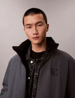 Calvin Klein Steppjacke zum Wenden mit durchgehendem Emblem-Logo^Herren Stepp Jacken|JackenFrisch Eingetroffen