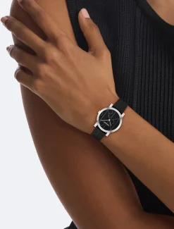 Calvin Klein Uhr mit Lederarmband und durchgehendem Monogramm^Damen Uhren & Schmuck