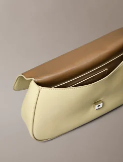 Calvin Klein Umhängetasche mit Monogramm-Logo und Ketten-Metallbesatz^Damen Umhängetaschen|SchultertaschenFrisch Eingetroffen