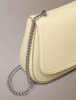 Calvin Klein Umhängetasche mit Monogramm-Logo und Ketten-Metallbesatz^Damen Umhängetaschen|SchultertaschenFrisch Eingetroffen