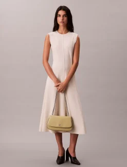 Calvin Klein Umhängetasche mit Monogramm-Logo und Ketten-Metallbesatz^Damen Umhängetaschen|SchultertaschenFrisch Eingetroffen