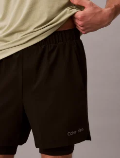 Calvin Klein Wasserabweisende, kurze 2-in-1-Sporthose^Herren Hosen & Shorts|Hosen & Shorts