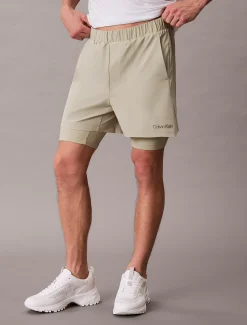 Calvin Klein Wasserabweisende, kurze 2-in-1-Sporthose^Herren Hosen & Shorts|Hosen & Shorts