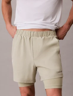 Calvin Klein Wasserabweisende, kurze 2-in-1-Sporthose^Herren Hosen & Shorts|Hosen & Shorts