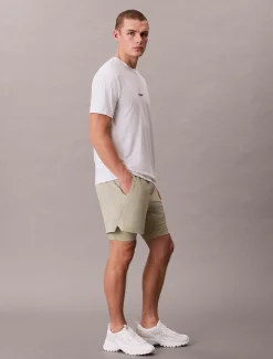 Calvin Klein Wasserabweisende, kurze 2-in-1-Sporthose^Herren Hosen & Shorts|Hosen & Shorts