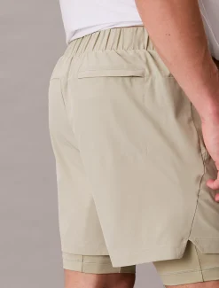 Calvin Klein Wasserabweisende, kurze 2-in-1-Sporthose^Herren Hosen & Shorts|Hosen & Shorts