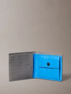 Calvin Klein Zweifach faltbares Portemonnaie mit geprägtem Monologo^Herren Geldbörsen & Kartenetuis
